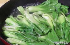 炒青菜前“焯水”，万万不可直接下锅！多加1步，翠绿香嫩不出水