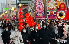 大年初一，龙城街头年味浓