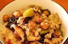 用鸡腿肉加上蘑菇焖米饭，既有肉又有菜，味道鲜美又有营养