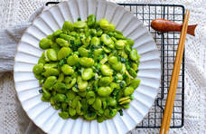 上海人心中春菜的第一名葱油蚕豆，颜色翠绿入味，软糯甘甜