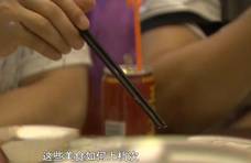 12年湖南民警到餐厅吃饭，服务员表情怪异引怀疑，调查后抓捕46人