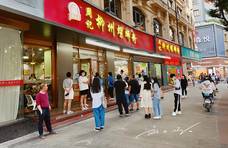 广州市白云区有一家“网红”餐厅，招牌是螺蛳粉，几乎天天都排队
