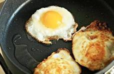 煎荷包蛋，凉油下锅好还是热油？很多人搞错，难怪蛋不好吃还粘锅