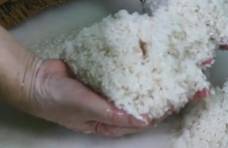 广西人喝粥很“另类”，米饭放到酸臭长虫才用来煮，越臭越吃上瘾