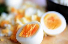 煮鸡蛋时，只需多做这一步，煮熟的鸡蛋又鲜又嫩还好剥壳！