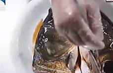 湘菜中最经典的蒸鱼头：鱼肉细嫩鲜美，强烈刺激人的食欲