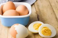 煮鸡蛋，冷水还是开水？记住4个小窍门，鸡蛋香嫩，蛋壳易剥