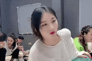 搞笑gif趣图:妹子,你太顽皮了,你看大哥都什么眼神瞅你