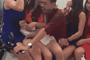 搞笑gif:妹子说他们多年来夫妻恩爱,相敬如宾!我们都信