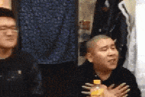 搞笑gif趣图:兄弟们,都动起来, 把情歌唱给最心爱的姑娘听!