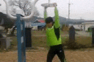 搞笑gif:终于知道妹子遛狗的真实意图了