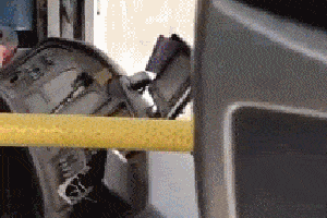 在女友家遇到停电,趁抹黑亲下她的手,哪知丈母娘说