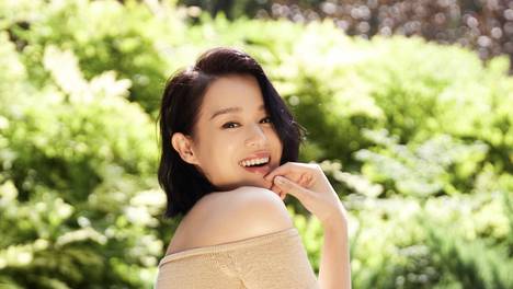 李承德晒一家五口照，奕霖和老三似复制粘贴，胡杏儿带娃装扮超赞