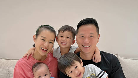 李乘德带俩儿子出街，言行举止皆让人羡慕，胡杏儿嫁对人了