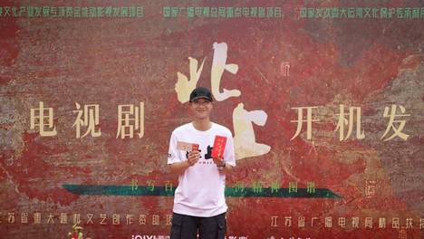不愧是硬汉小生演硬汉，高至霆战损妆真带劲儿，紧张氛围一触即发