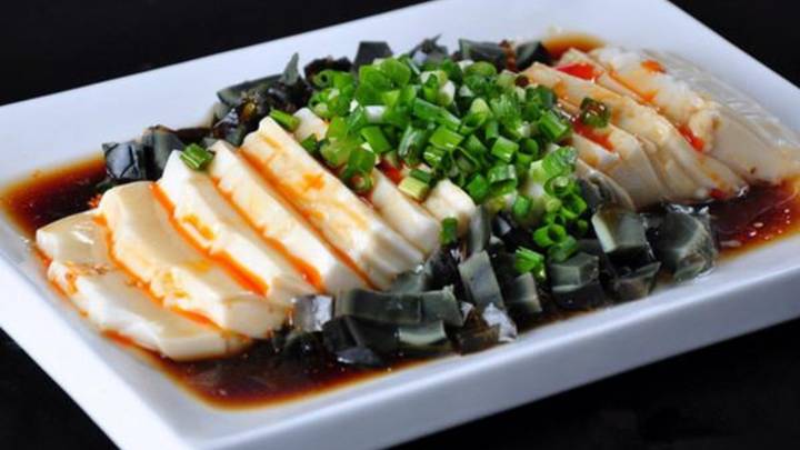 摆10道生财菜是送穷迎财,你喜欢这个寓意吗?