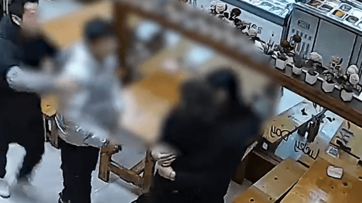 男子进店要钱嫌给的少,骚扰并欲殴打女顾客,你觉得该判刑吗?