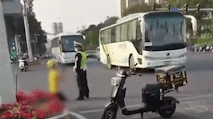 外卖员向交警下跪被扇耳光,事件是否另有隐情?