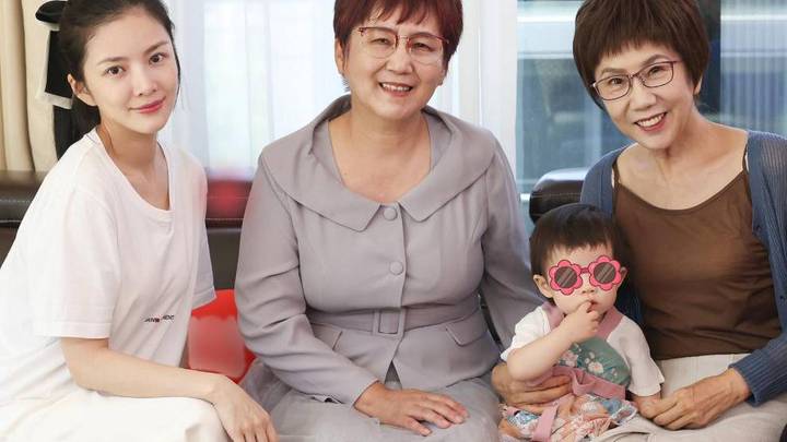 杜淳陪2岁女儿庆生,王灿带亲妈和保姆到剧组探班,你怎么看?