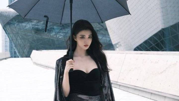 王楚然着一身黑西装酷飒甜辣,你喜欢吗?