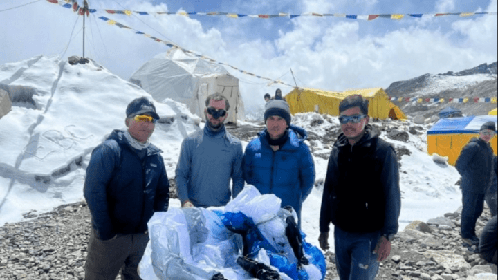 登山者非法从珠峰滑翔下撤,应该受到处罚吗?