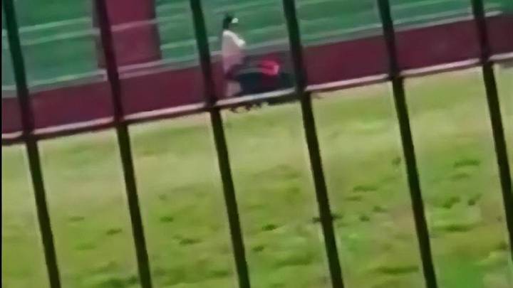 老师让学生在操场跪地爬行体罚,你觉得体罚过分了吗?