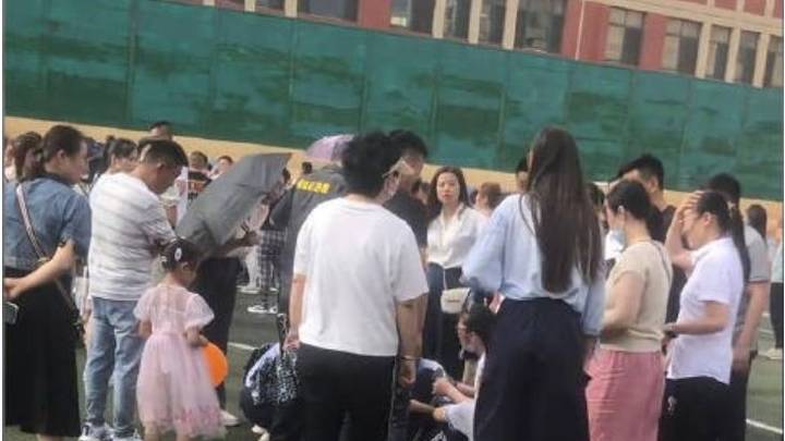 小学毕业典礼多名学生疑因天热晕倒,学生体质逐年下降,该怪谁?