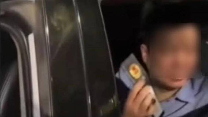 司机酒驾遇交警,后排男子亮出警官证后让其走人,你怎么看?