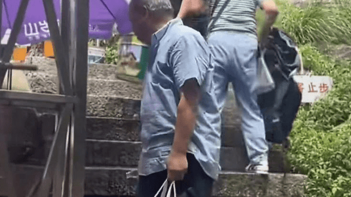 老人坐景区台阶上休息被泼水驱赶,这种行为合适吗?