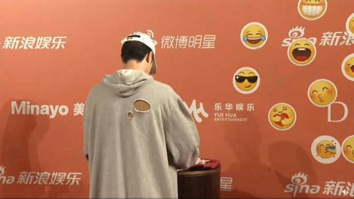 王一博穿渔网卫衣走红毯,你觉得低调吗?