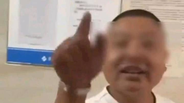 山东男子霸占电梯殴打邻居,现场小孩被吓哭,你认为他是黑社会吗?