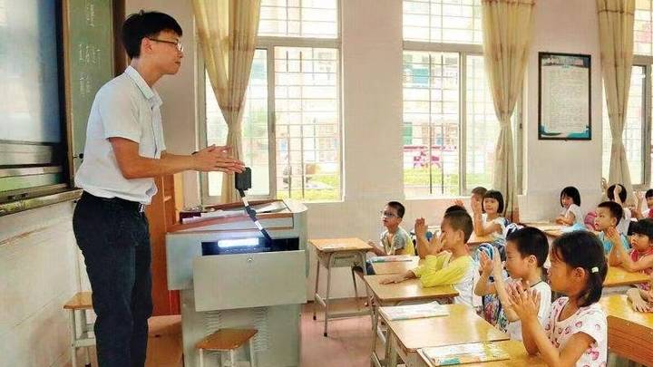 涉事老师未上班,正在处理!男老师是否违反师德师风?