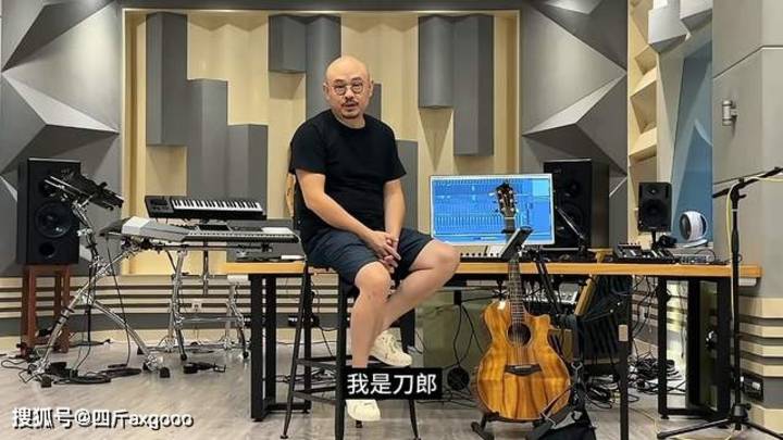 光头造型略显憔悴,弹唱老歌获百万点赞,你喜欢这位歌手吗?