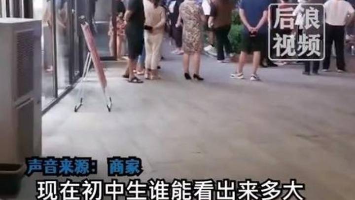 13岁男孩理发店烫发被收318元,你觉得他是被诱导的还是自愿的?