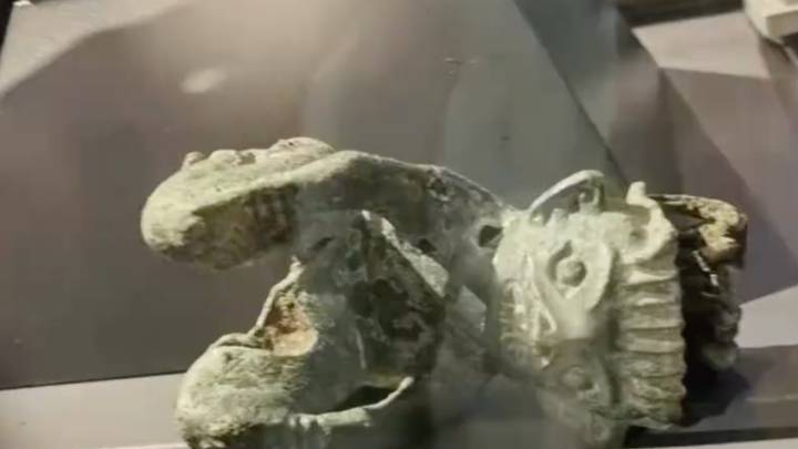 三星堆博物馆游客打架,致商代青铜器掉落,应该赔偿吗?