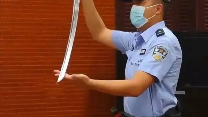 13岁男孩考试18分被父亲意外刺死,是故意杀人吗?