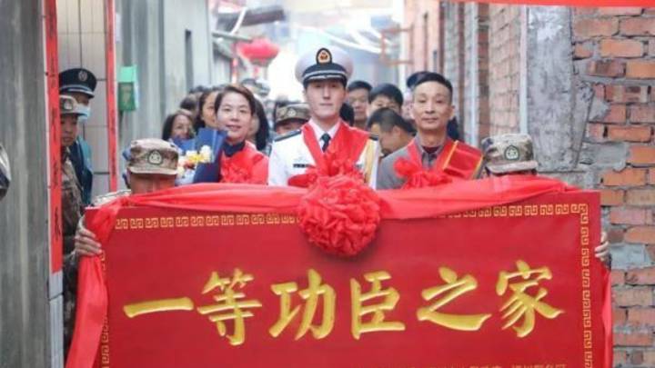 海军少校年纪轻轻,荣立一等功臣称号,是实至名归吗?