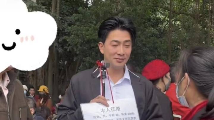 男子相亲角反向相亲气到大妈,这不正是部分女孩真实写照吗?