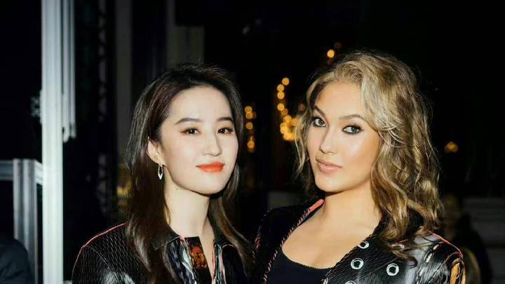 谷爱凌巴黎时装周看秀,与刘亦菲同框,会引发社媒热议吗?
