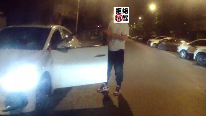 一男一女都从驾驶室下车,醉驾的究竟是谁?