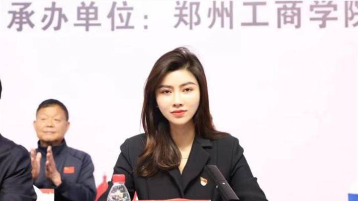 这所高校女副校长突然美出了圈,是否被称为校领导的颜值天花板?