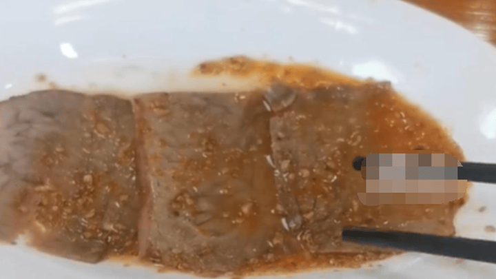 女子点了15元一盘的牛肉,结果端上来只有三片,商家称,你觉得值吗?