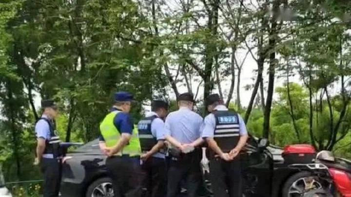 网约车司机遇奇葩父女,超30小时不下车还尿车上,谁的责任更大?