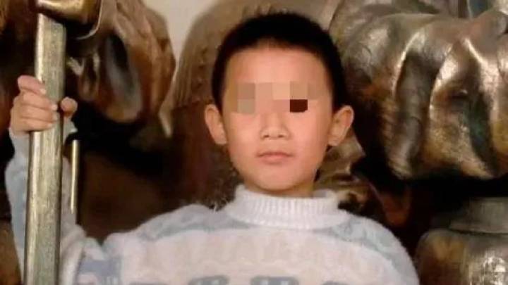 10岁男孩失踪身亡,嫌疑人系生母和继父,应该追究其刑事责任吗?
