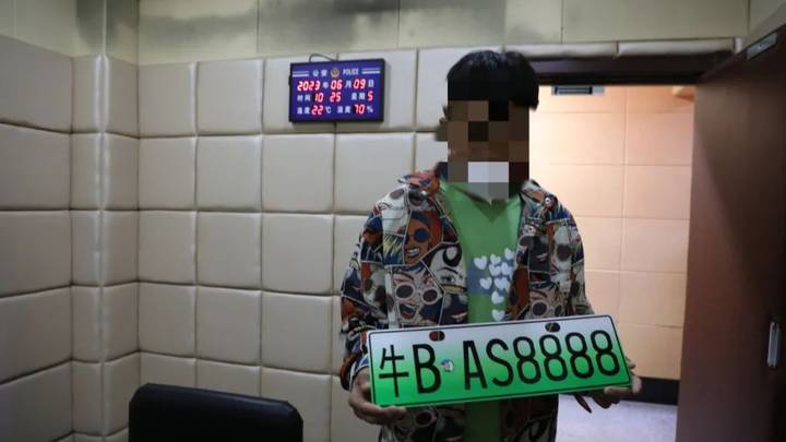 黑龙江一男子商务车上挂牛b车牌上路,是吸取流量博眼球吗?