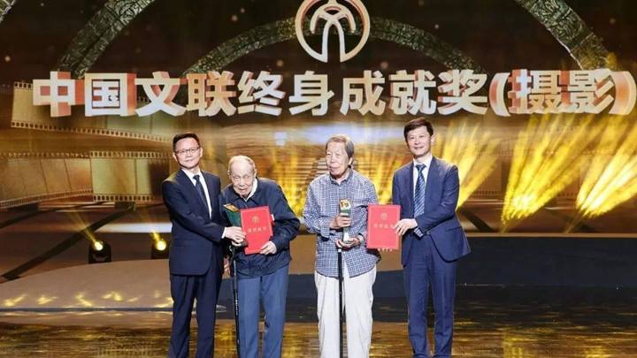 94岁老战士获终身成就奖,你看过他的作品吗?