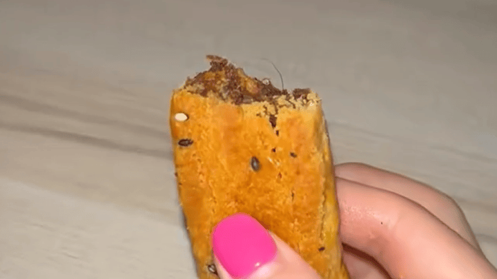 女子称在鲍师傅糕点中吃出黑毛,店家应该赔偿吗?