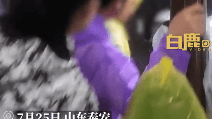 游客爬泰山想进屋避雨,景区按人头收费坐票40元站票25元,合理吗?