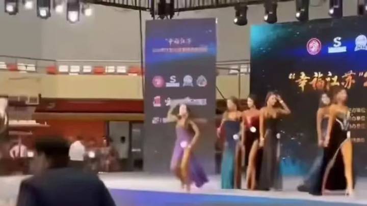 向裁判扔高跟鞋的女模特被禁赛两年,你怎么看?