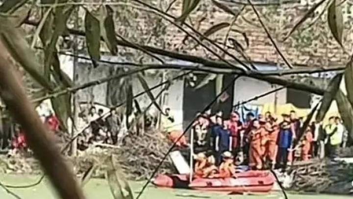 11岁女孩送妹妹上学后投河身亡,父亲和继母谁的责任更大?